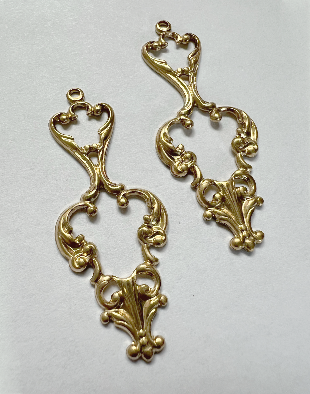 DPV066 Gold filigree pendants