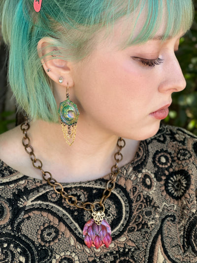 Woman with necklace and earrings, F1B254A8