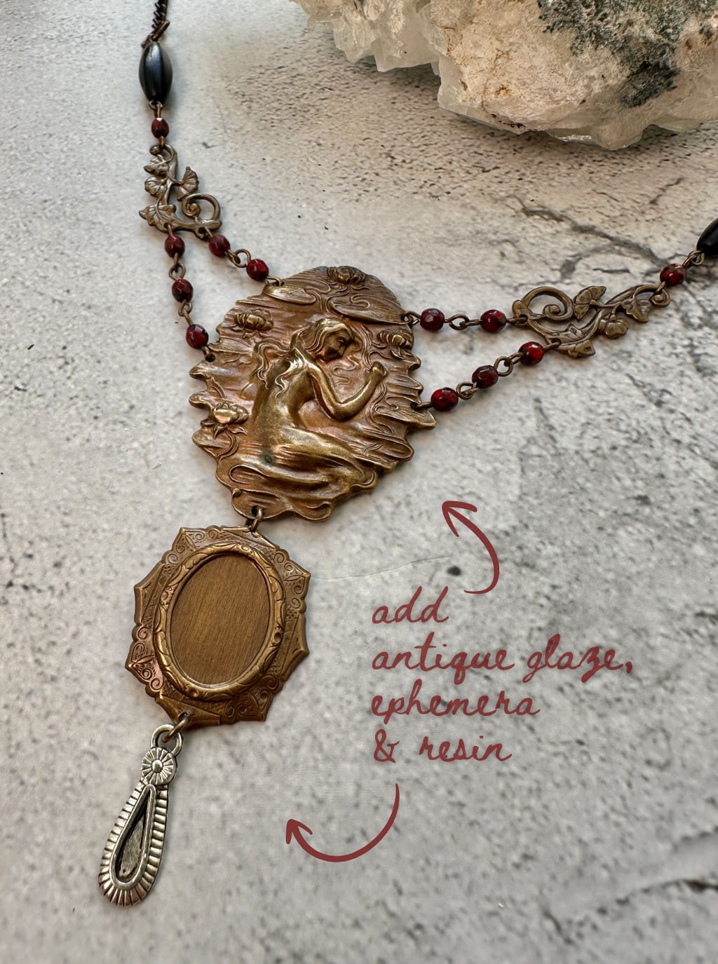 Antique-style necklace with woman pendant (Untitled-2)