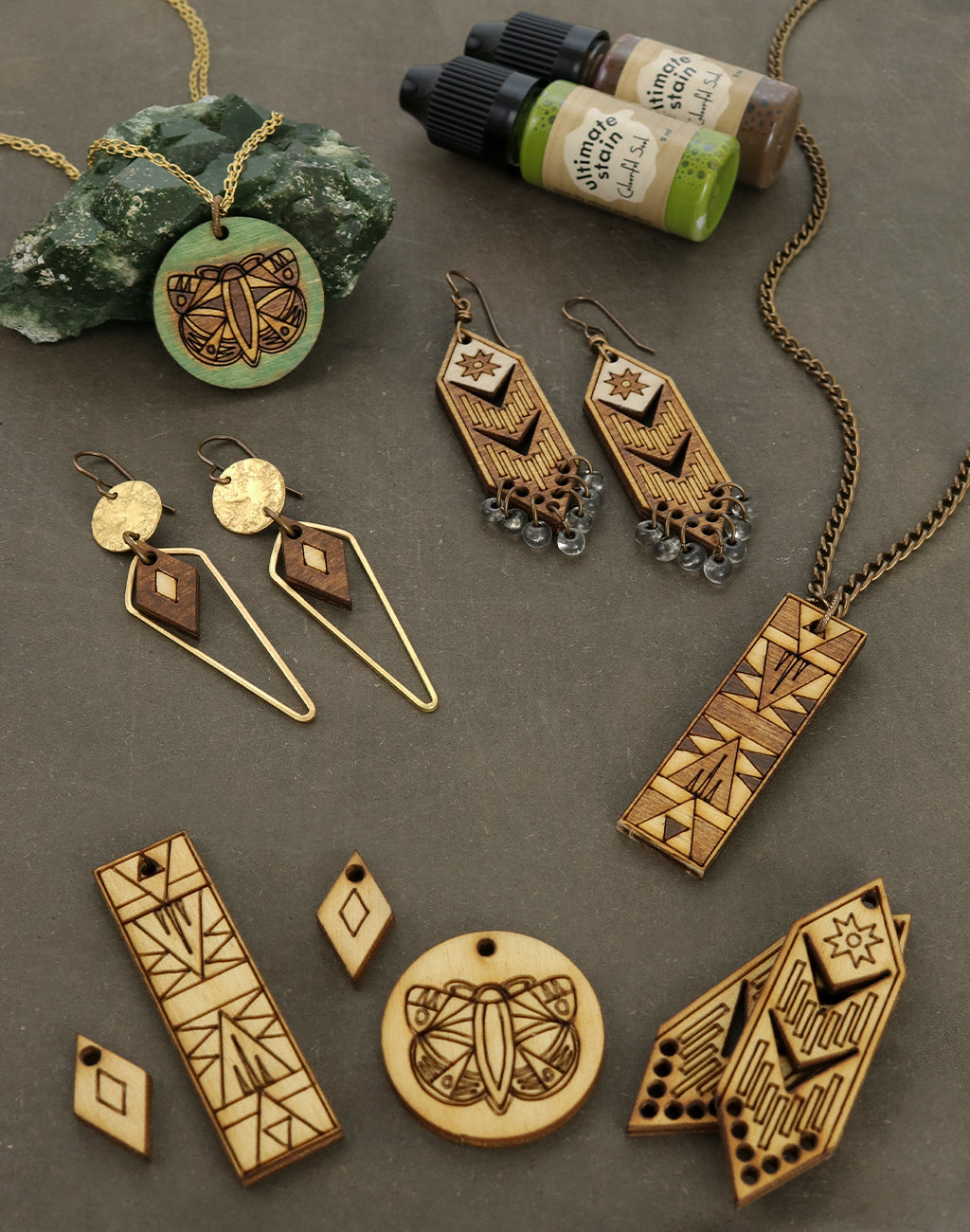 Wood jewelry stained with 4-cs-stain