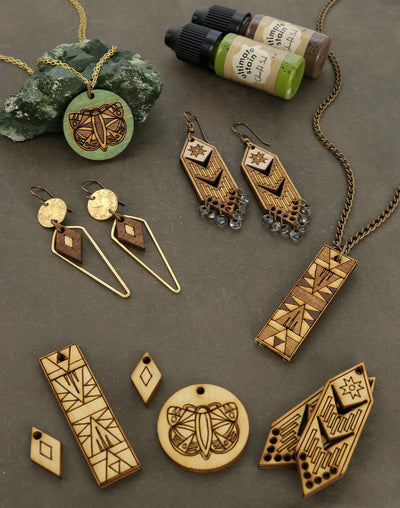 Wood jewelry stained with 4-cs-stain