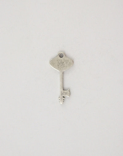 PT156-070 vintage key charm