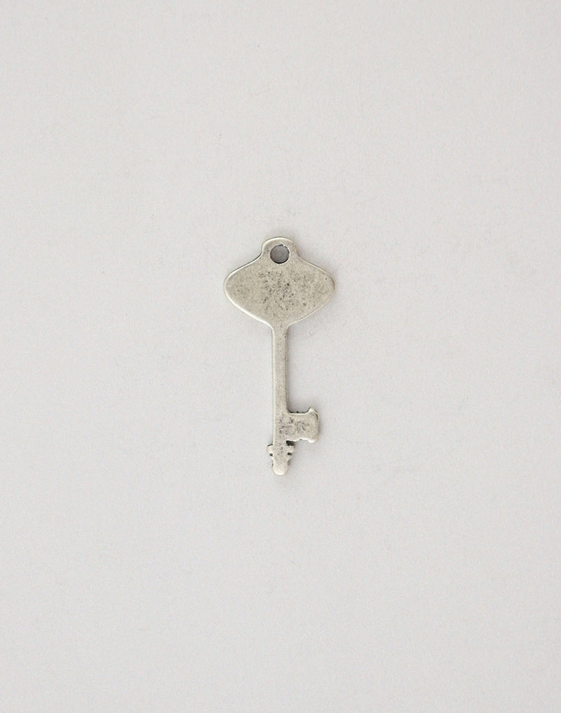 PT156-070 vintage key charm